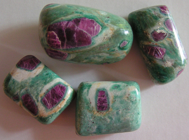 Fuchsit mit Rubin (Indien)